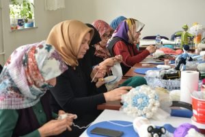 Vali Okay Memiş, Palandöken İnovasyon Kadın Girişimciler ve İşletme Kooperatifi’ni ziyaret etti 1 AW773648 02