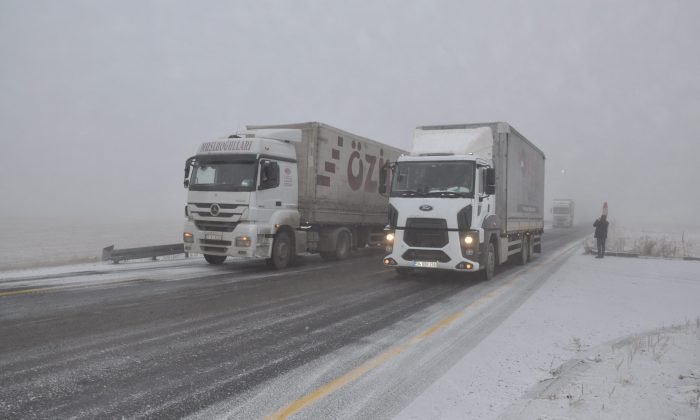 Kars’ta tırlar yolda mahsur kaldı