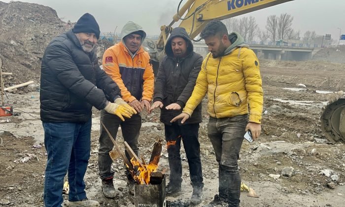 Dondurucu soğukta çalışan işçiler ateş yakıp ısındı