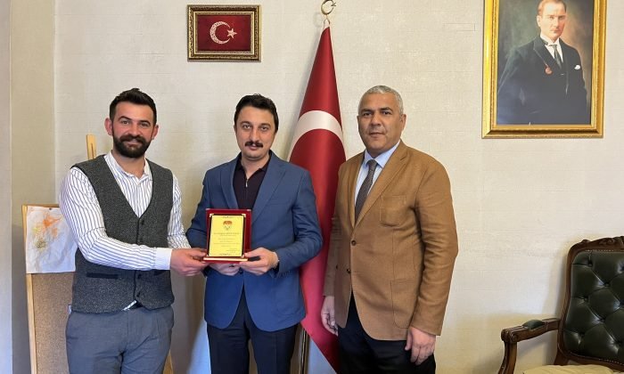 Kars 36 Spor Yönetiminden Alibeyoğlu’na Plaket