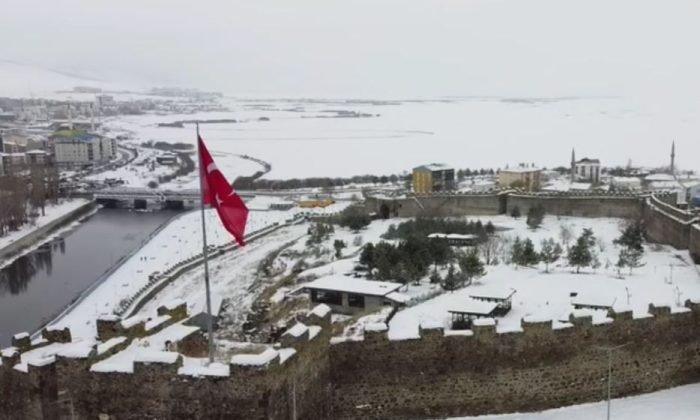 Beyaz örtüyle kaplanan kent dronla görüntülendi