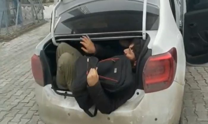 Kars’ta 14 düzensiz göçmen bir otomobilden çıktı