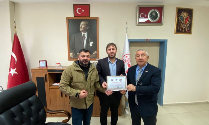 Serdar Ünsal’dan Başhekim Selahattin Karagöz’e teşekkür belgesi