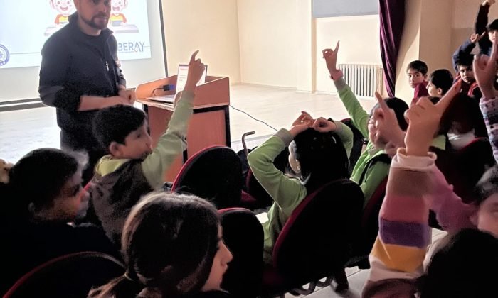 Kars’ta polisten siber zorbalık ve teknoloji bağılılığı eğitimi