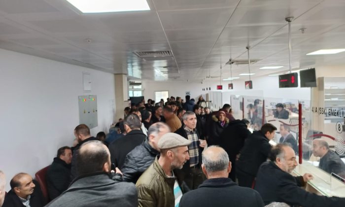 SGK binası önünde EYT kuyruğu