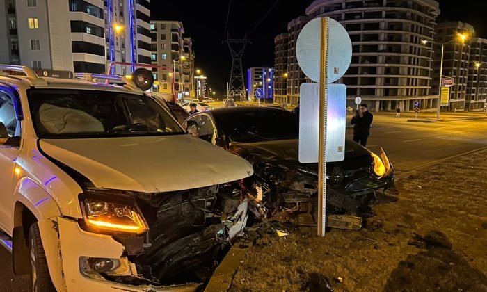 İki aracın karıştığı kazada araçlar kullanılamaz hale geldi