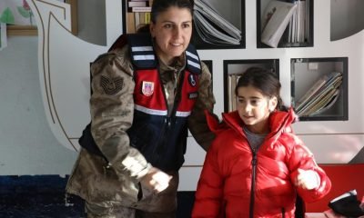 Jandarma Ağrı’da çocukların yüzünü güldürdü
