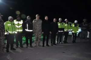Kars’ta eksi 10 derece soğukta yılbaşı uygulaması 2 AW794092 05