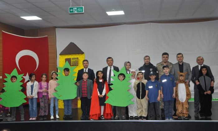 İlkokul öğrencilerinden tiyatro gösterisi