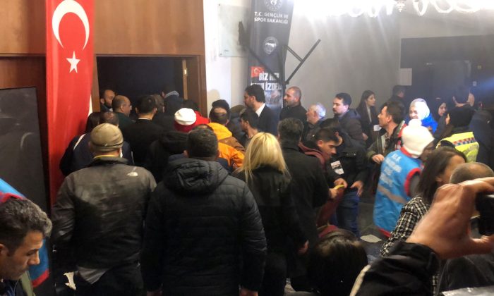 Sarıkamış’ta Otelin Tavanı Çöktü, Yaralılar Var