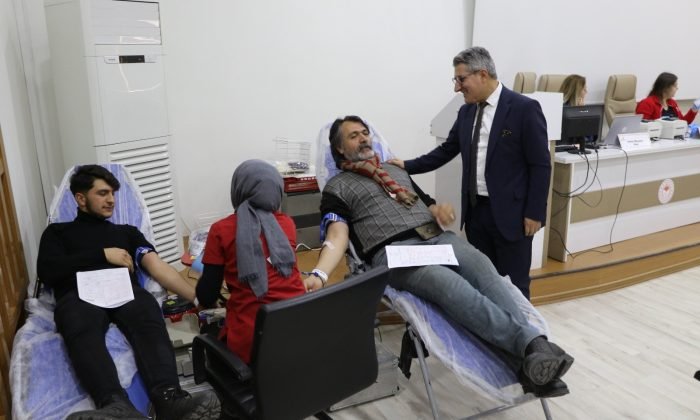 Ağrı Tarım ve Orman Müdürü Engin Kızılay’a kan bağışında bulundu