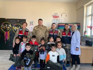 Jandarmadan köy okulu öğrencilere sürpriz 1 AW806776 01
