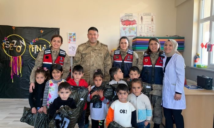 Jandarmadan köy okulu öğrencilere sürpriz