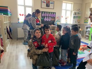 Jandarmadan köy okulu öğrencilere sürpriz 2 AW806776 02