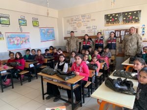 Jandarmadan köy okulu öğrencilere sürpriz 4 AW806776 06