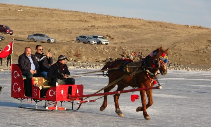 Çıldır Gölü’nde Hafta Sonu Yoğunluğu