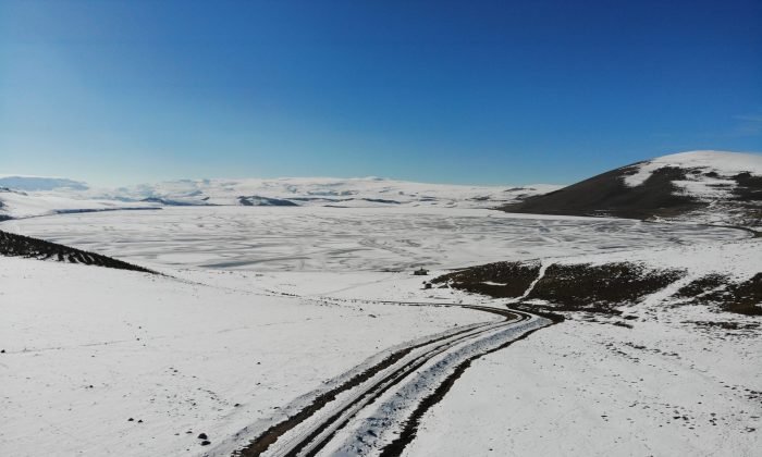 Kars’ta Donan Aygır Gölü Havadan Görüntülendi