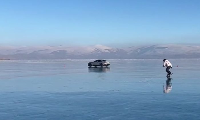 Çıldır Gölü’nde buz patencileri ile otomobilin performansı