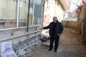 Iğdır'da gündüz vakti hırsızlık: Söktüğü camın çerçevesini kendi malı gibi götürdü 1 AW811801 03