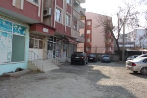 Iğdır'da gündüz vakti hırsızlık: Söktüğü camın çerçevesini kendi malı gibi götürdü 2 AW811801 05