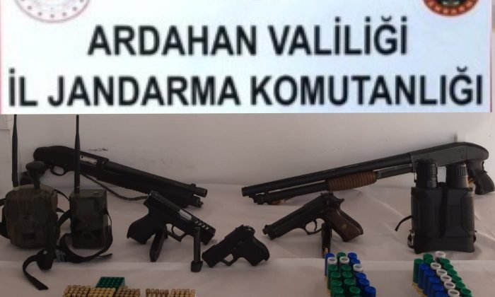 Ardahan’da ruhsatsız tabanca ve foto kapan ele geçirildi