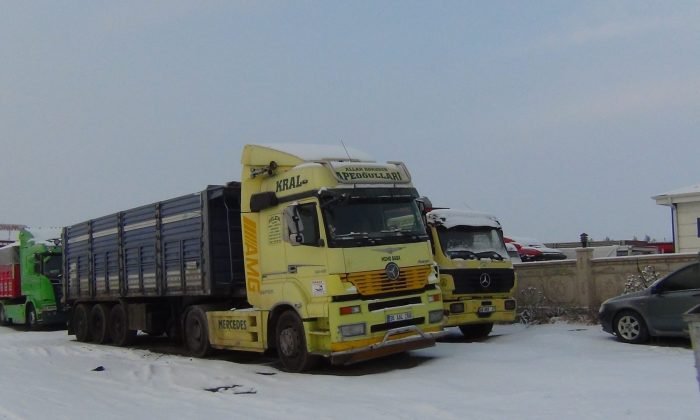 Kars’ta kayan tır refüje çıktı, tırlar yollarda kaldı