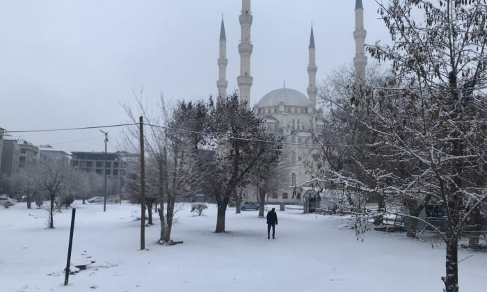 Iğdır güne beyaz örtü ile uyandı