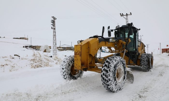 “Kar Kaplanları” kapalı yolları açmak için seferber oldu