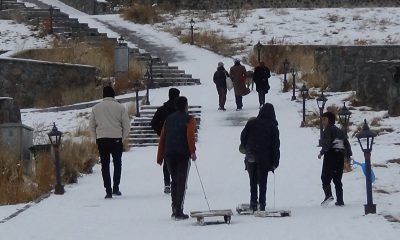 Kars’ta Kızaklarını Kapan Çocuklar Yokuşlara Koştu