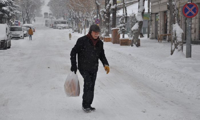 Kars’ta kar yağışı hayatı olumsuz etkiliyor