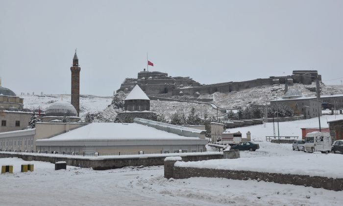 Kars’ta Bayraklar Yarıya İndirildi