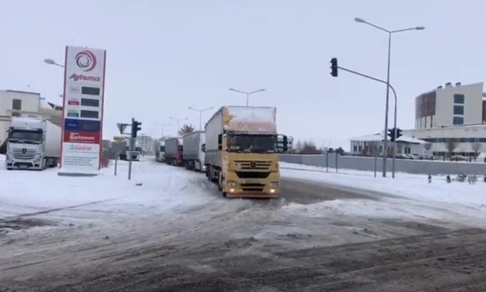 Kars’ta 9 yardım tırı Şanlıurfa’ya yola çıktı