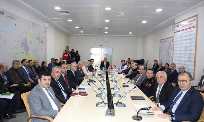 Vali Öksüz, başkanlığında deprem toplantısı