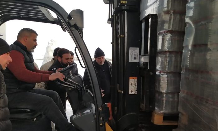 Ağrı afet bölgelerine yardımlarını ulaştırmaya devam ediyor
