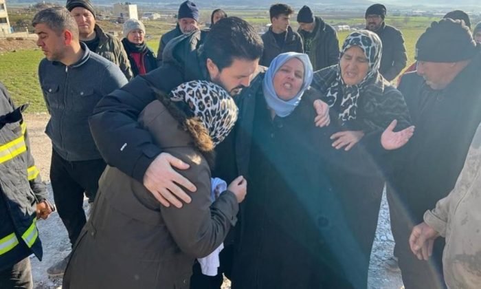 Başkan Sayan, depremzedelerin yanında