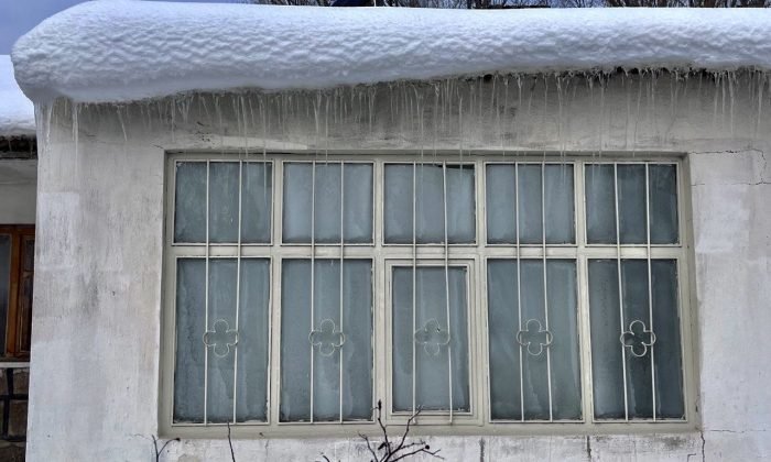 Ağrı’da dev buz sarkıtları oluştu