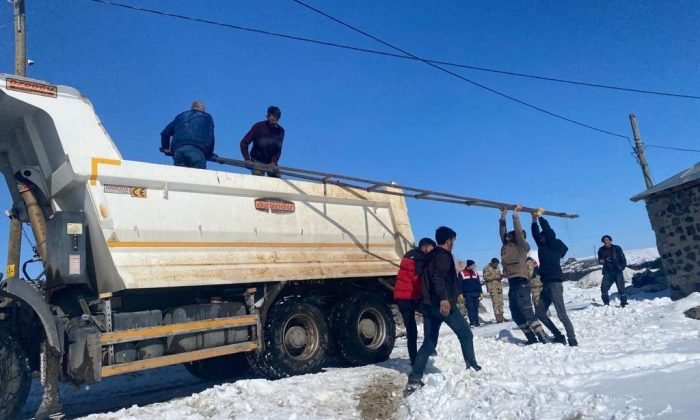 Susuz’daki çadırlar depremzedelere gönderildi