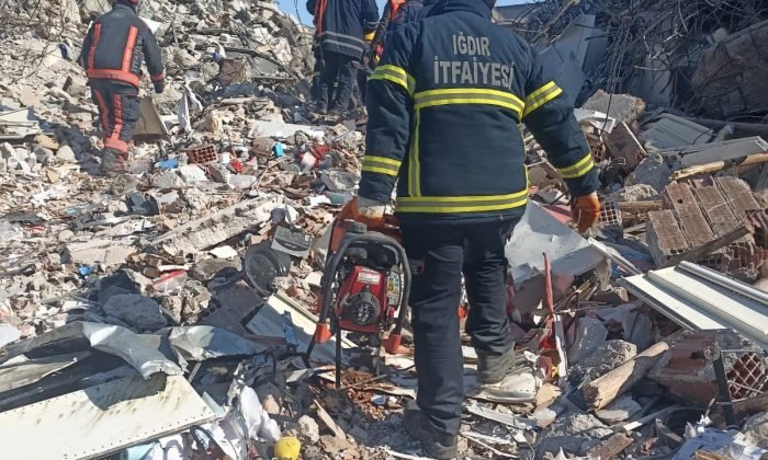 Iğdır itfaiyesi deprem bölgesinde çalışmalarına devam ediyor