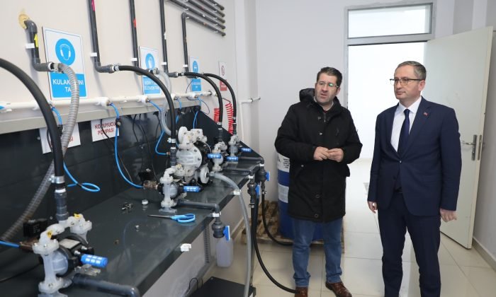 Ağrılı öğrenciler soba ve hijyen malzemesi üreterek afet bölgesine gönderiyor