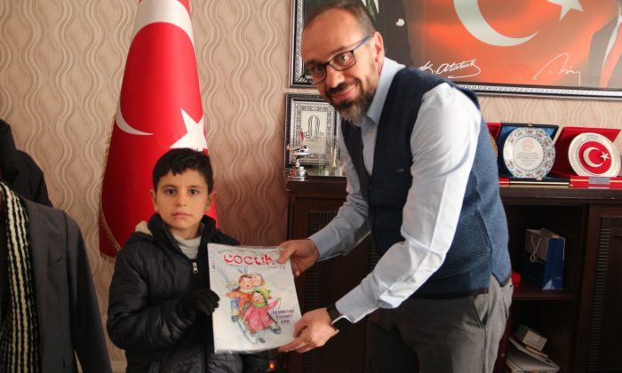 Ağrılı Mahir kumbarasını depremzede kardeşlerine açtı