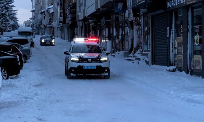 Kars’ta kar ve tipi 39 köy yolunu ulaşıma kapadı