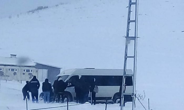 Tipi nedeniyle yolda mahsur kalan öğrenciler kurtarıldı