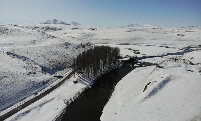 Kars Çayı menderesleri görsel şölen sunuyor