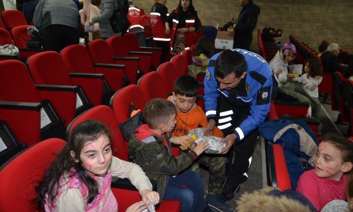 Kars emniyeti depremzede çocukları unutmadı