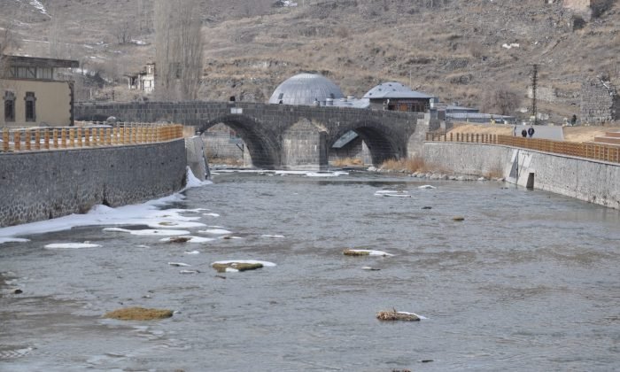 Kars Çayı’nın Buzları Çözülmeye Başladı