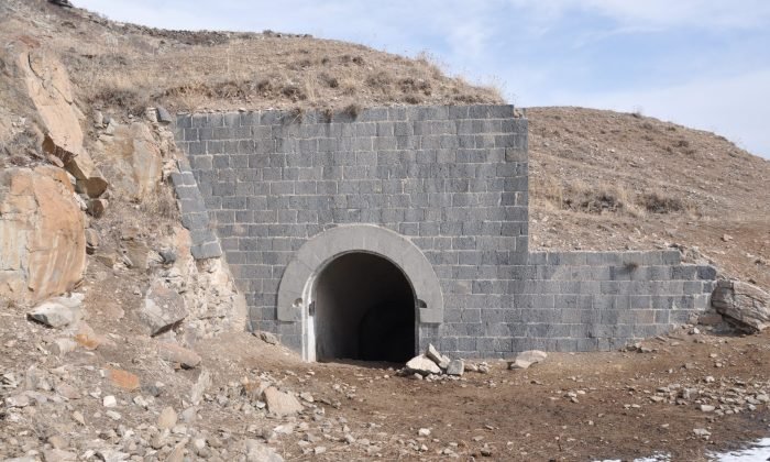 Kars’ta 150 yıllık tarihi sığınak yok oluyor