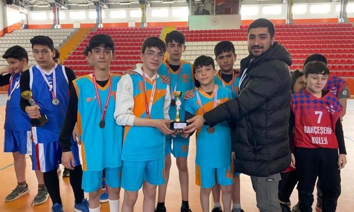 Kars’ta sokak basketbolu şampiyonları belli oldu