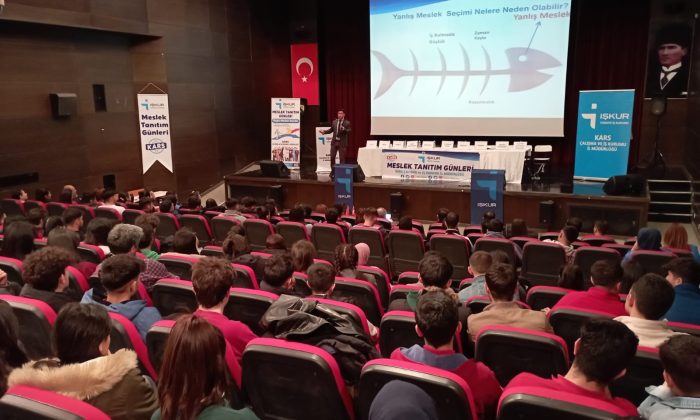Kars’ta meslek erbapları öğrencilerle buluştu