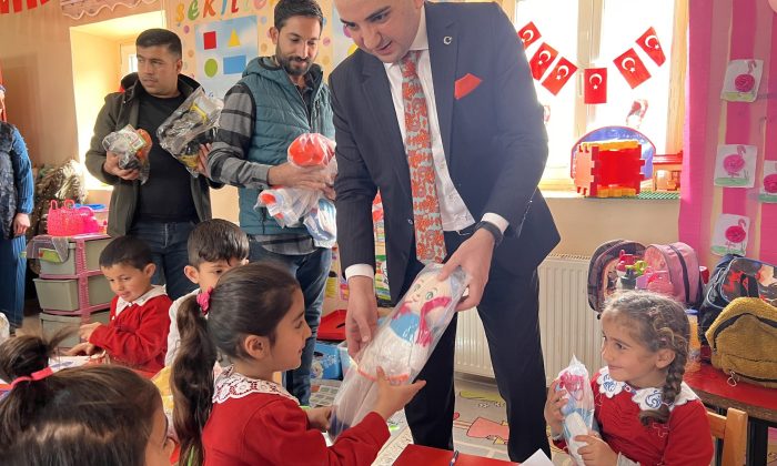 Kaymakam Karakaş öğrencilere oyuncak verdi