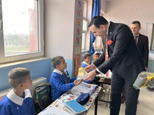 Kaymakam Karakaş öğrencilere oyuncak verdi 1 AW854452 02